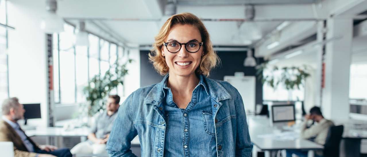 stammende frau, brille, jeansjacke, denim, büro