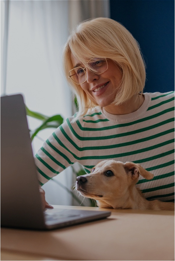 Laptop, Strickpullover, Blondine, Brille, Hund, frau, brille, pullover, grün-weiß, hund