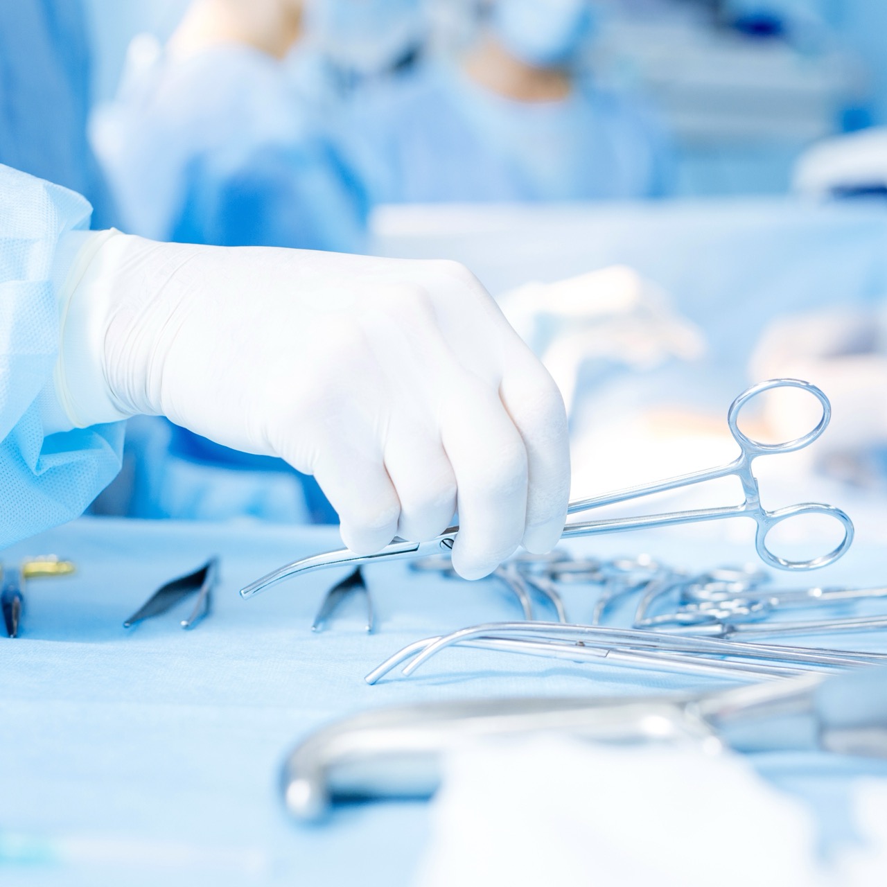 Operationstools, Chirurgische Instrumente, Gehandschuhte Hand, Zange, Scheren