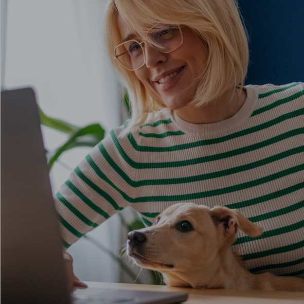 laptop, frau, brille, streifenshirt, hund