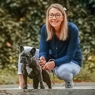 Französischer Bulldog, Hund, Leine, Spaziergang, Frauenfigur mit Hund