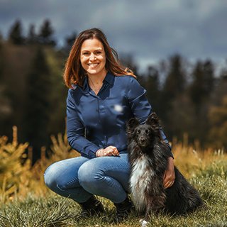frau, blaues hemd, jeans, draußen, hund, haustier