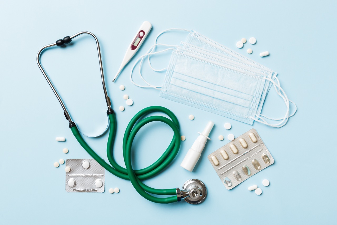 medizinische ausrüstung, stethoskop, masken, thermometer, medikamente